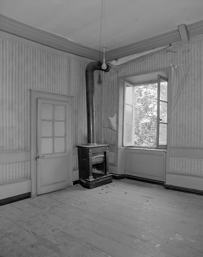 Intérieur. Premier étage. Vue partielle d'une chambre donnant sur le jardin.
