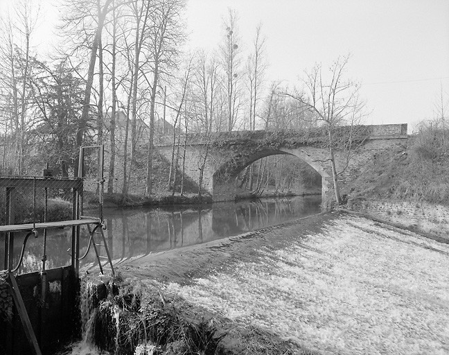 Pont sur l'Aixette situé près de l'ancien moulin de Ferth, à son confluent avec le ruisseau appelé Alma.