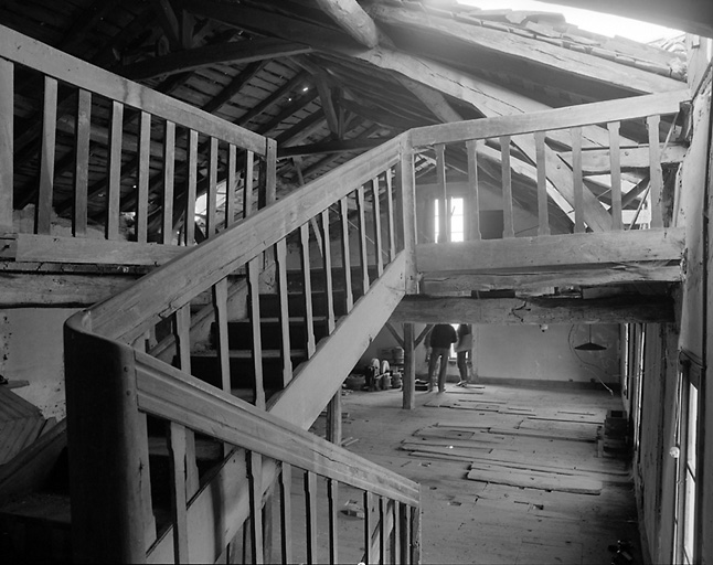 Bâtiment A. Intérieur. Vue partielle depuis le repos de l'escalier entre le 4ème et le 5ème niveau.