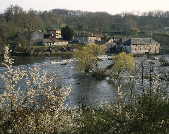 Vue d'ensemble depuis la rive nord de la Vienne (commune de Verneuil-sur-Vienne).