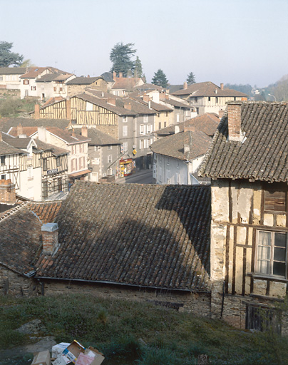 Aixe-sur-Vienne, ville. Vue d'ensemble de maisons depuis le site de l'ancienne forteresse. Maisons construites en pan de bois et torchis visibles au niveau des murs pignon et des étages.