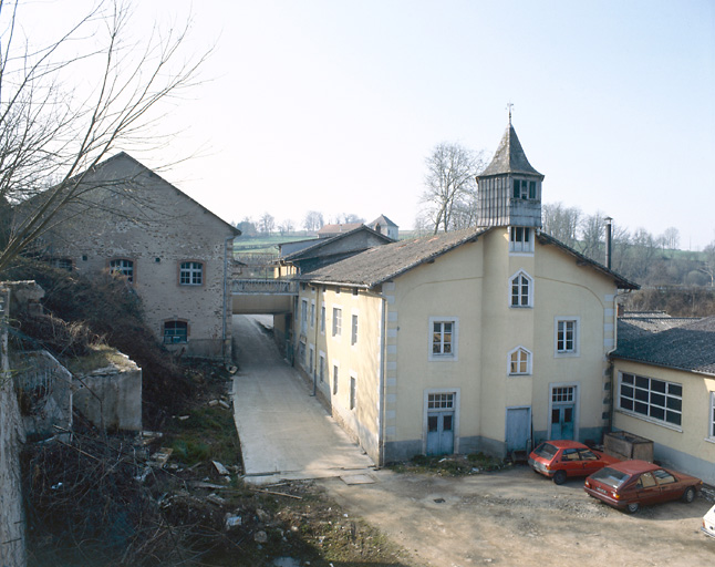 Elévation nord-est du vieux bâtiment avec pigeonnier servant d'atelier.