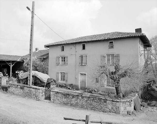 Lageas. Logis de ferme à trois travées, daté '1821'. Cadastre de 1985, section A2, parcelle 338.