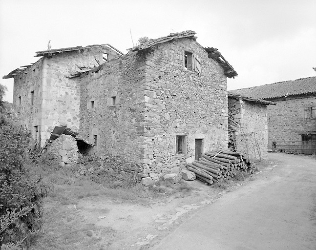 Lageas. Logis de ferme avec élévation dans mur pignon. Cadastre de 1985, section A2, parcelle 332.