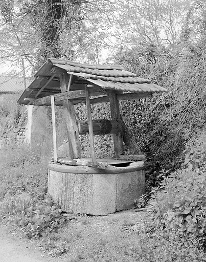 Lageas. Puits découvert.
