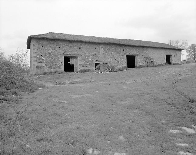 Mayeras. Ferme. Vue d'ensemble des granges-étables.