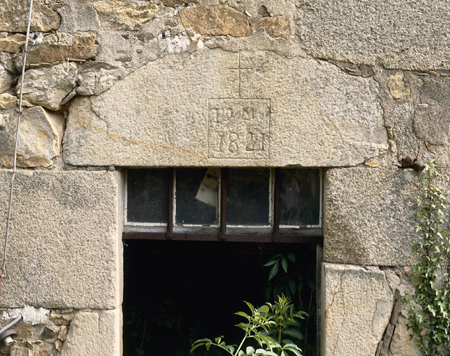 Logis de ferme. Détail du linteau de porte portant la date : '1821'.
