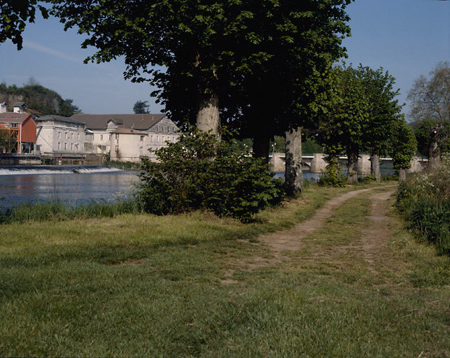 Vue d'ensemble depuis la rive droite de la Vienne.