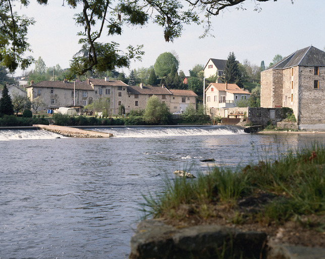Vue d'ensemble des élévations nord et est du moulin depuis la rive droite de la Vienne.