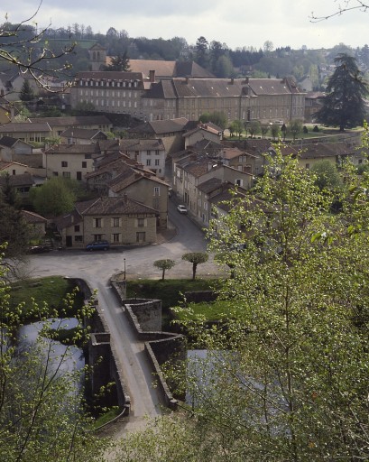 Vue générale du pont et abbaye au second plan.