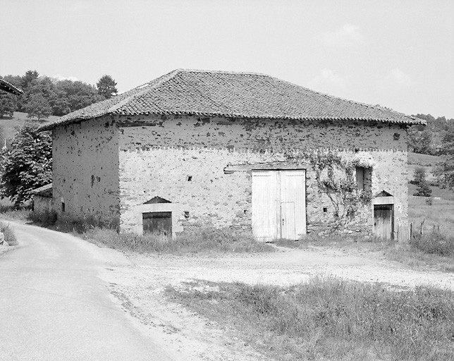 Aixe-sur-Vienne, Beaubonnat. Grange-étable recouverte d'un toit à croupe.