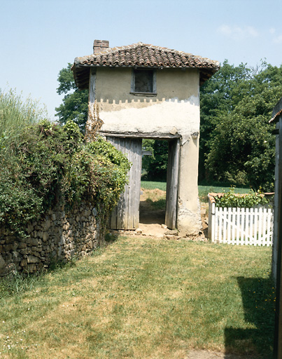 Cabane à deux niveaux dont le premier est aménagé en passage couvert, élévation ouest.