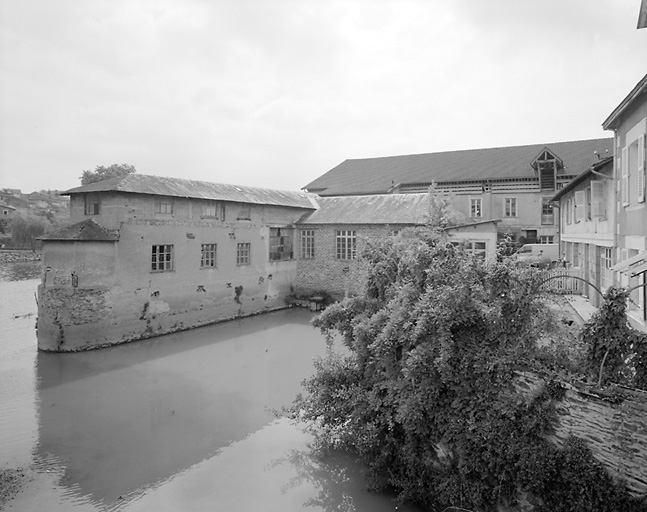 Vue partielle, depuis le pont, des bâtiments constituant l'ancienne usine.