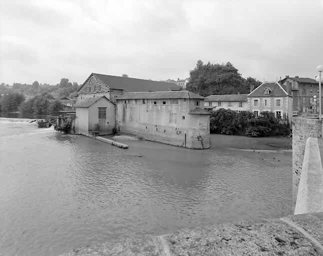 Vue partielle, depuis le pont, des bâtiments constituant l'ancienne usine.