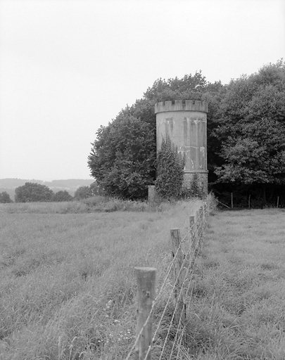 Vue d'ensemble du château d'eau.