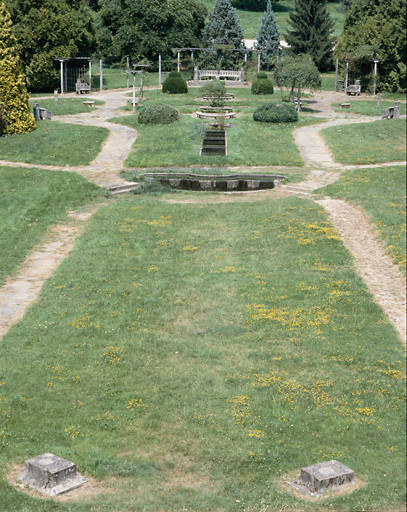 Vue d'ensemble du jardin situé au nord du château.