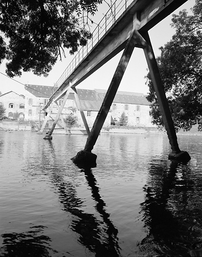 Le Moulin de La Mie. Vue d'ensemble de la passerelle reliant le moulin de Vienne et l'ancienne papeterie du Moulin de la Mie.