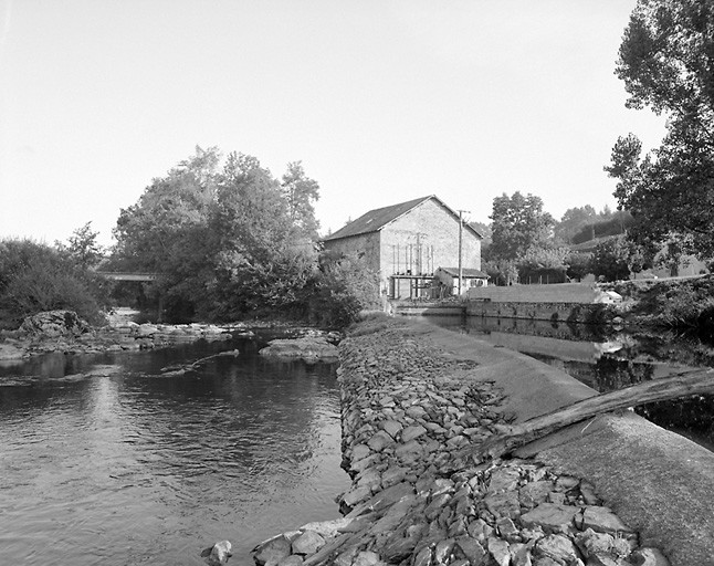 Moulins sur la Vienne. Moulin de chez Finesse ou de Vienne. Vue d'ensemble depuis le barrage situé en amont.