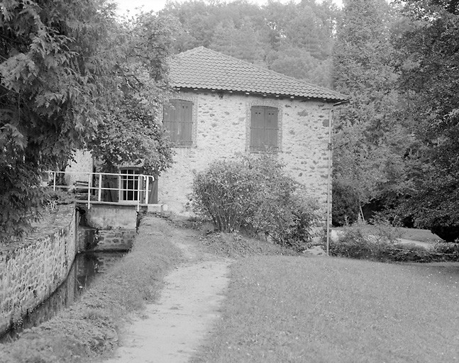 Moulins sur l'Aixette. Moulin de chez Chandaud. Elévation latérale sud de l'ancien moulin, transformé en habitation, avec le canal d'amenée.
