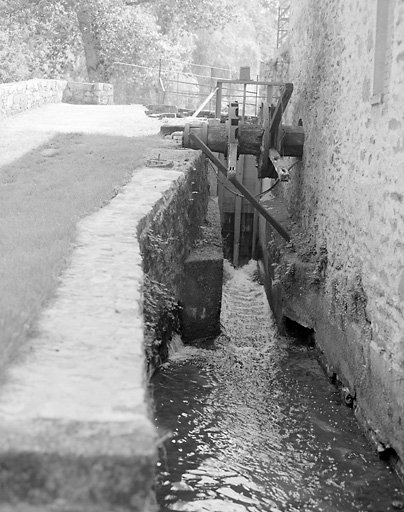 Moulins sur l'Aixette. Moulin David. Vue d'ensemble de la roue verticale et du canal de fuite.