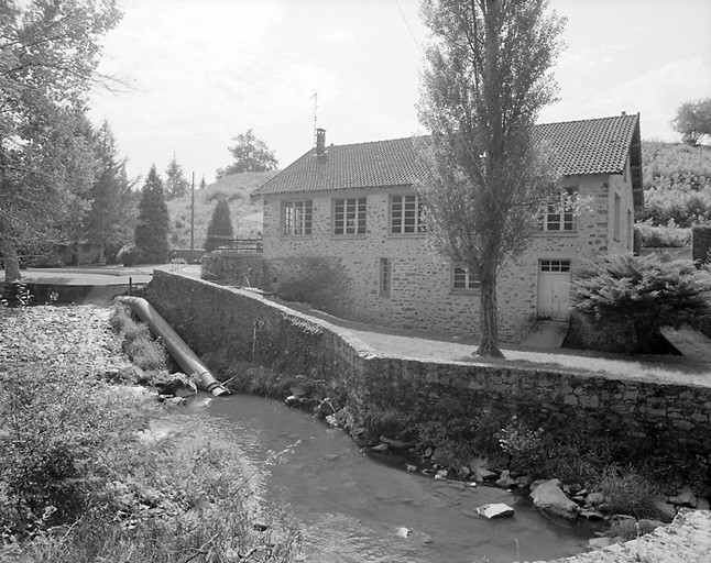 Moulins sur l'Aixette. Moulin David. Ancien moulin transformé en habitation. Vue d'ensemble depuis l'est.