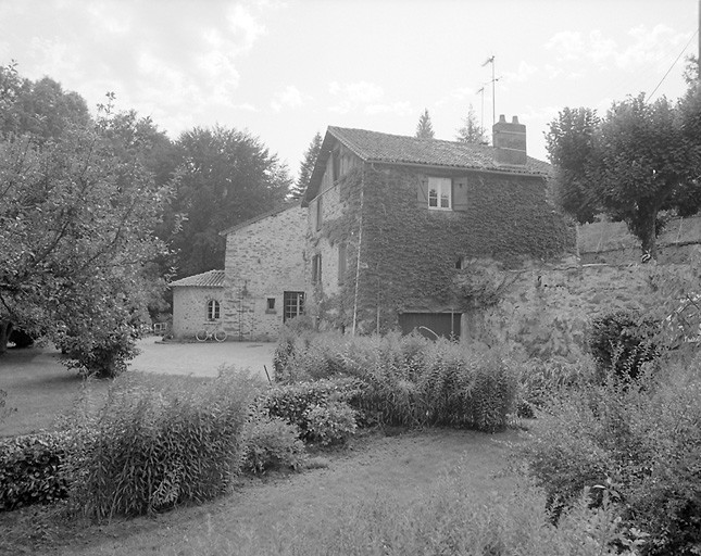 Moulins sur l'Aixette. Moulin de chez Chandaud. Vue, depuis le nord, d'une maison (probablement ancien logis dépendant du moulin) et en arrière-plan, de l'ancien moulin, aujourd'hui transformé en habitation.