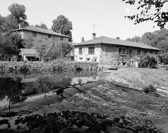 Moulins sur l'Aixette. Moulin de chez Mitrat. Vue, depuis le sud-est, de l'ancien moulin abritant actuellement une fabrique de sacs en plastique.