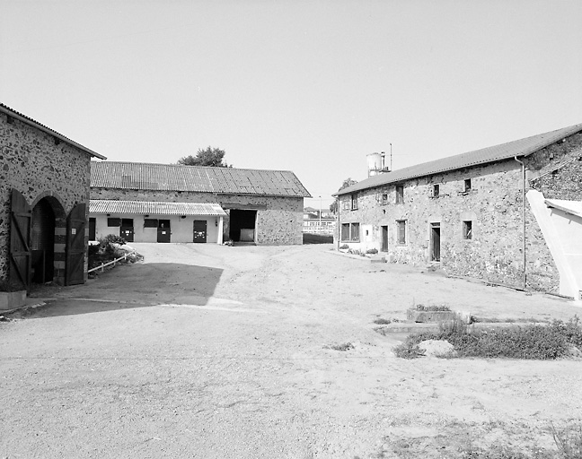 Ferme de Bel Air, actuellement transformée en centre équestre. Vue d'ensemble.