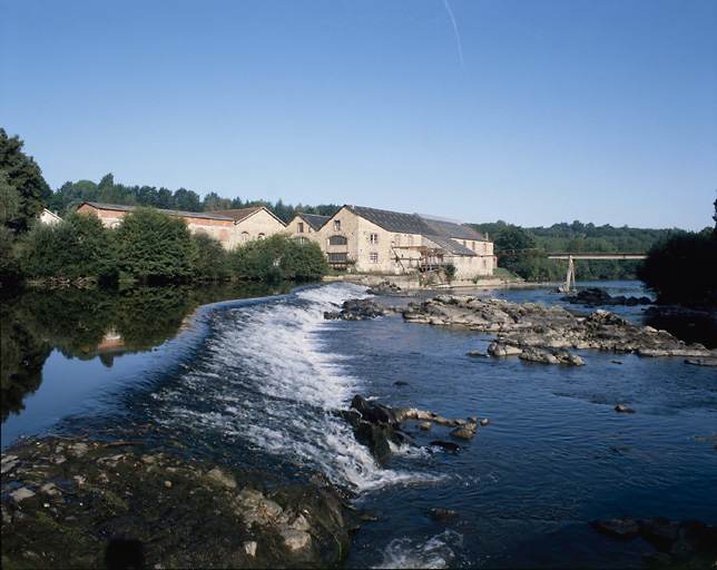 Le Moulin de La Mie. Vue d'ensemble sud-est de l'ancienne papeterie depuis la rive droite de la Vienne.