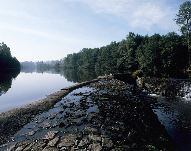 Barrage situé à la hauteur des anciens moulins de la Mie et de Vienne, appelé 'pierrée' ou 'peyrade'.