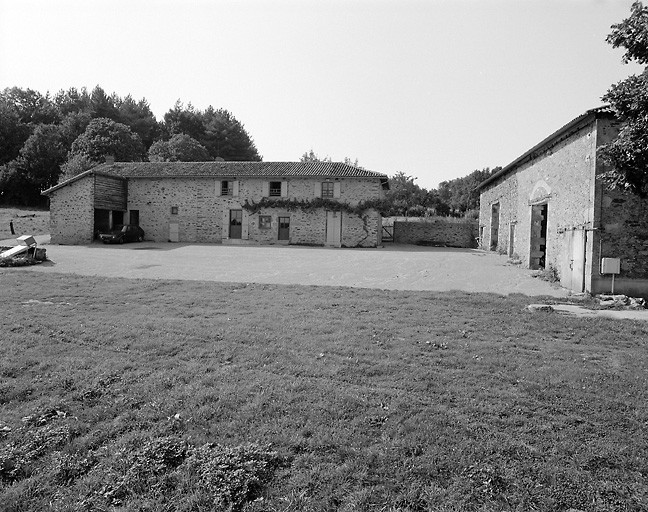 Ferme de l'Echo, actuellement siège de la Loutre, association de protection et de défense des animaux. Vue d'ensemble.