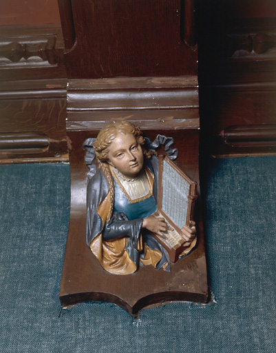 Intérieur, bibliothèque ; détail d'un culot sculpté représentant une musicienne.