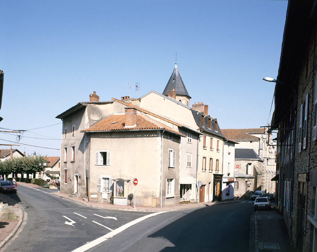 Vue d'ensemble du carrefour de la rue Victor Hugo et de la rue Saboterie où se situe l'oratoire.