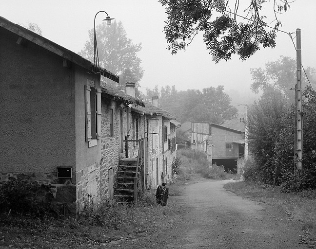 Vue du village, avec, en contrebas, l'ancien moulin devenu cartonnerie.