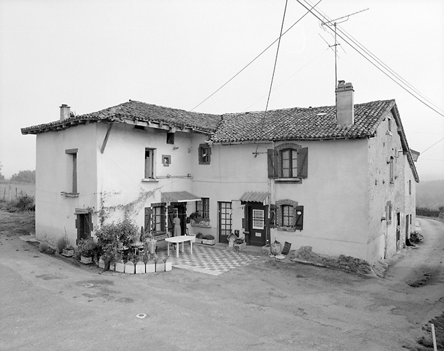 La Ribière. Vue d'ensemble d'un logis de ferme remanié.