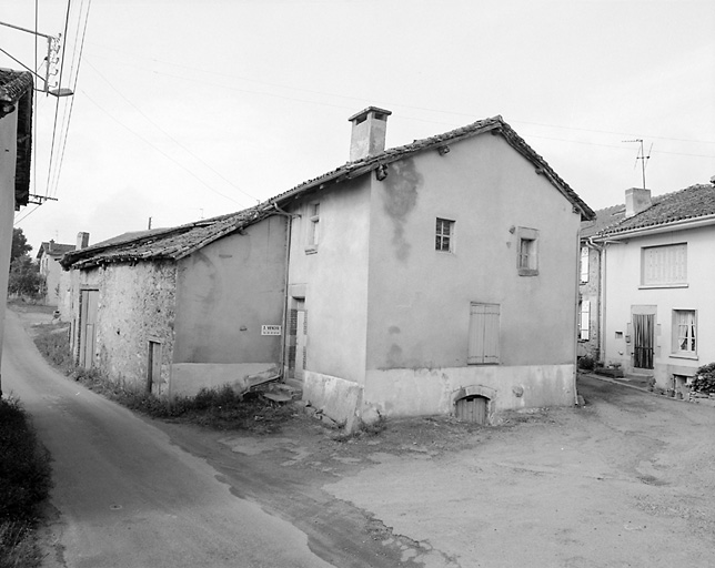 Les Richards. Maison avec baie à appui saillant et traverse, et cave accessible par un escalier extérieur. Cadastre de 1984, section A1, parcelle 352.