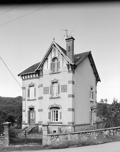 Saint-Priest-sous-Aixe, village. Maison, dite villa. Cadastre de 1984, section D2, parcelle 540.