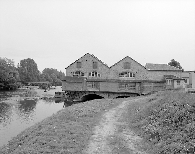 Le Moulin de la Mie. Vue d'ensemble nord de l'ancienne papeterie.