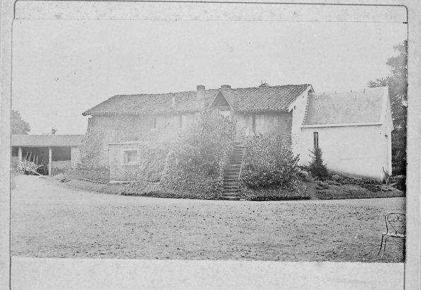 Photographie représentant deux bâtiments accolés, aujourd'hui disparus (logement et chapelle).