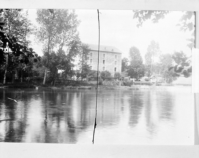 Moulins sur la Vienne. Moulin de Saint-Gérald. Vue d'ensemble depuis la rive gauche.