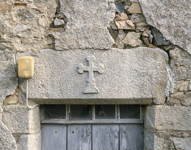 Les Richards. Logis de ferme. Détail du linteau de la porte orné d'une croix sculptée. Cadastre de 1984, section A1, parcelle 344.