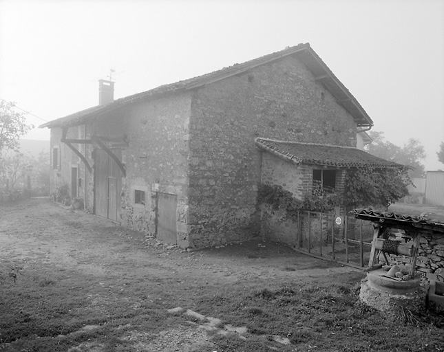 Mont-Cocu. Ferme en bloc à terre. Avancée du toit formant auvent au-dessus de la porte de grange. Cadastre de 1981, section ZO, parcelle 43.