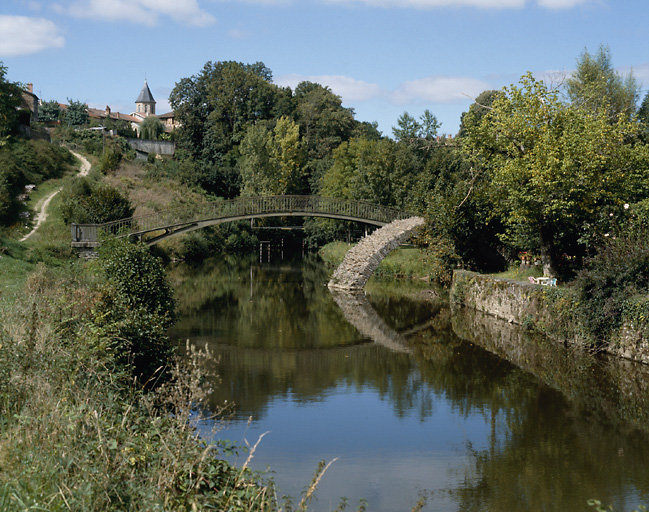 Vue d'ensemble depuis le sud avec passerelle-pont et clocher d'église en arrière-plan.