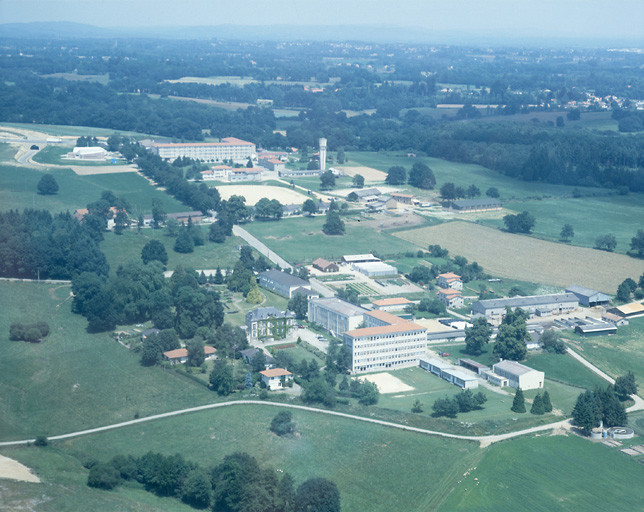Vue aérienne depuis le sud-ouest.