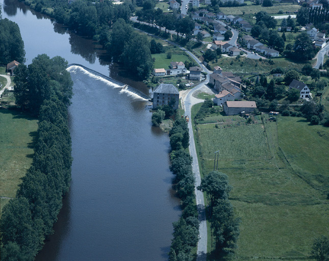 Vue aérienne du lieu-dit le Moulin de Tarn depuis l'ouest.