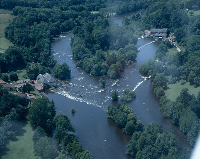Vue aérienne de la vallée de la Vienne, prise de l'amont, montrant le moulin du Daumail (Saint-Priest-sous-Aixe) et le moulin Nadaud, à la Gabie (Verneuil-sur-Vienne).