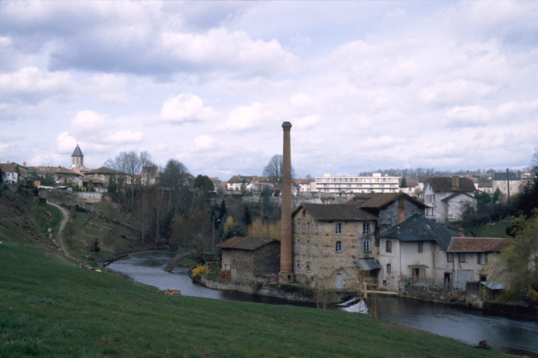 Vue générale depuis la rive gauche de l'Aixette.