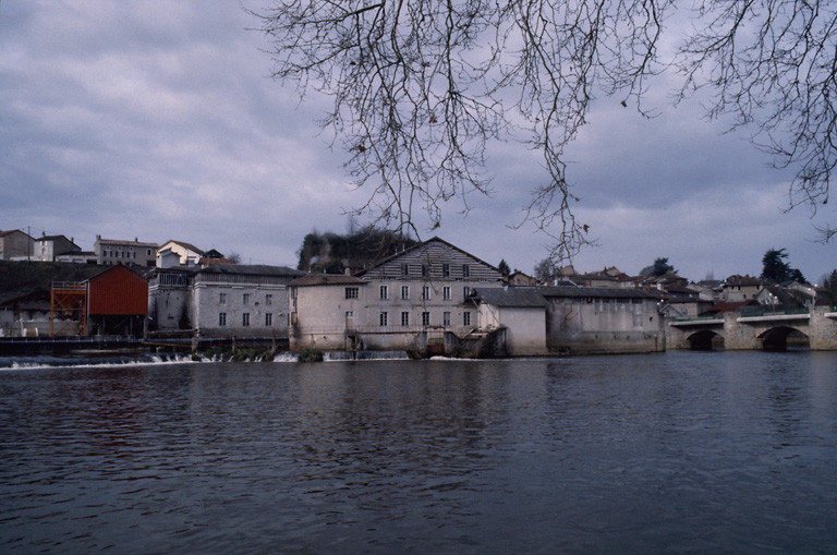 Vue générale depuis la rive droite de la Vienne.