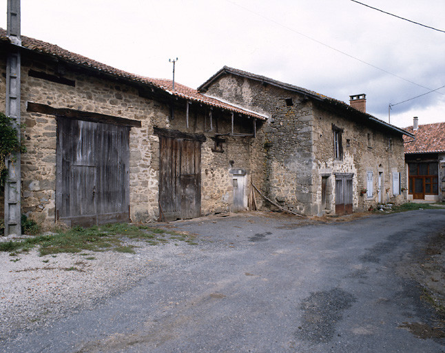 Vue d'ensemble d'une grange-étable avec auvent, située à la Graulière.