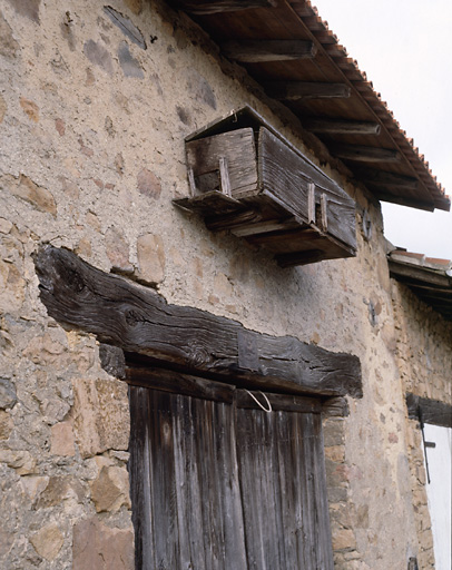 Détail d'une boîte à pigeons, au-dessus d'une porte de grange située à la Grange.